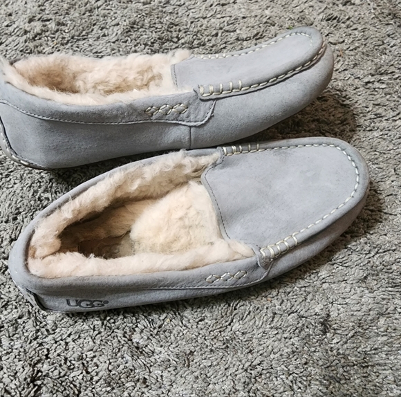 The Ansley slipper from UGG® offers the ultimate in luxury and comfort. - Picture 2 of 6